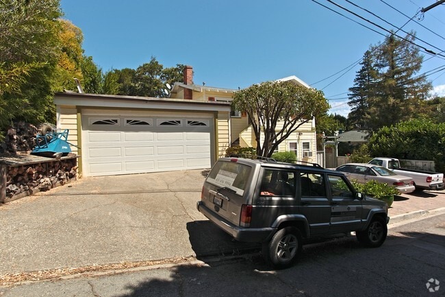 Building Photo - 39-391/2 Belmont Ave
