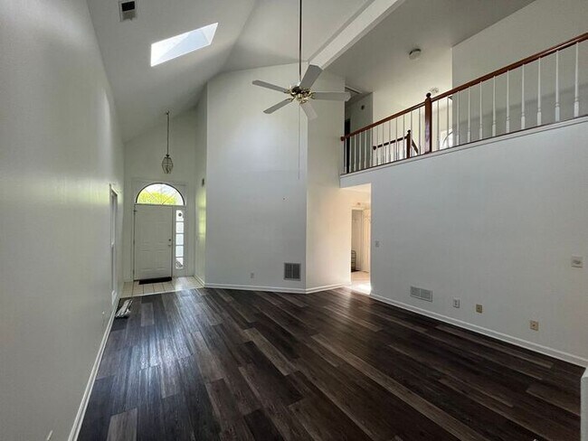 Building Photo - 105 Sweetwater Trce
