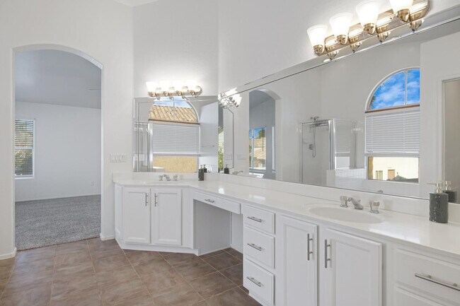 Foto del edificio - 1248 E Briarwood Terrace