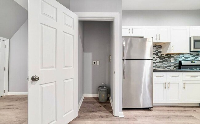 Foto del edificio - SPACIOUS 3bd/1ba Kingsessing Home Availabl...