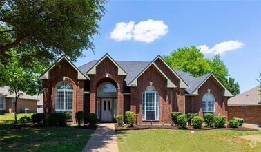 Building Photo - 3015 Oak Dr