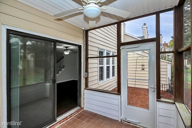 Building Photo - 9237 Kings Canyon Dr