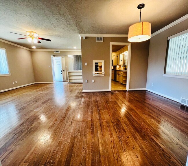 Foto del edificio - Beautifully, Corner-Lot 3BD 2BA Home in Be...