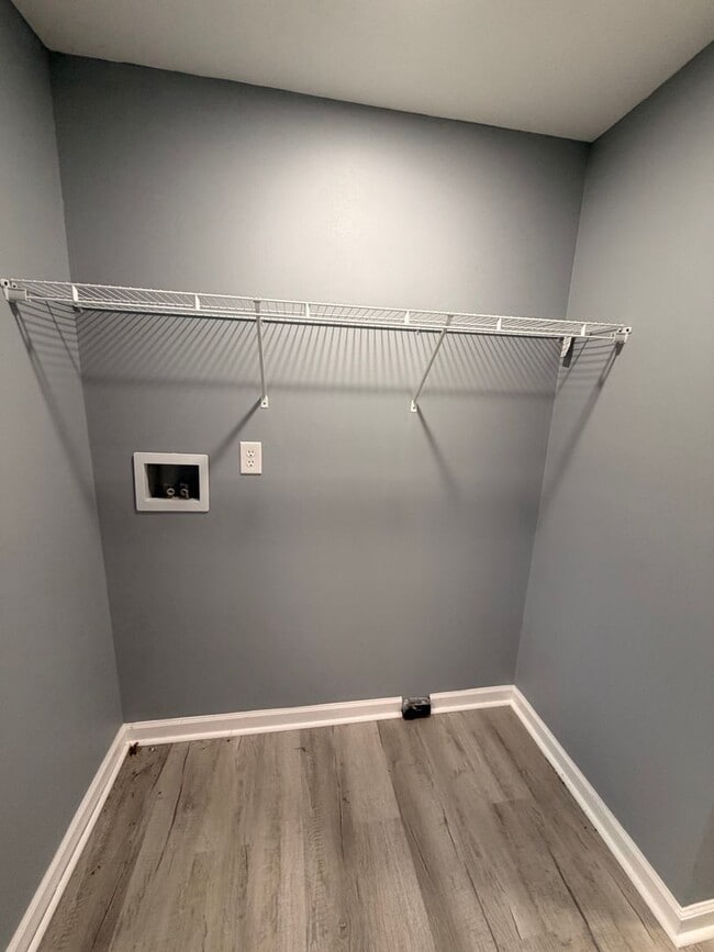 Building Photo - Beautiful Fully Renovated 2/1 Duplex!