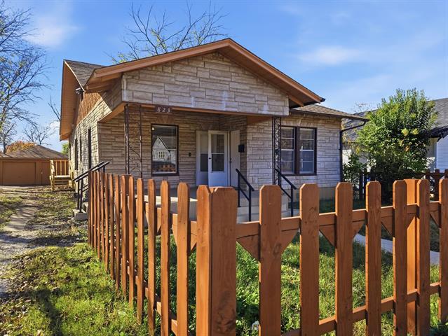 Foto del edificio - 823 S Beacon St