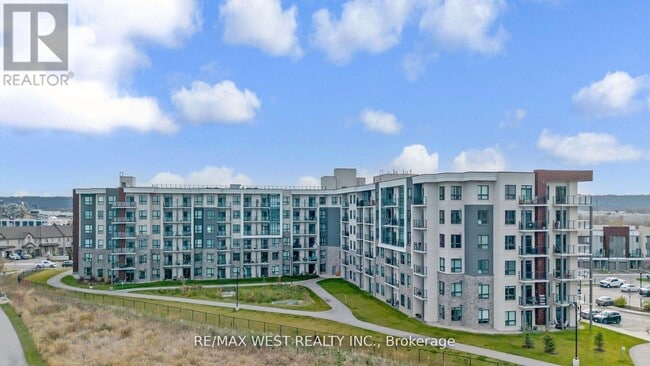 Building Photo - 101-101 Shoreview Pl