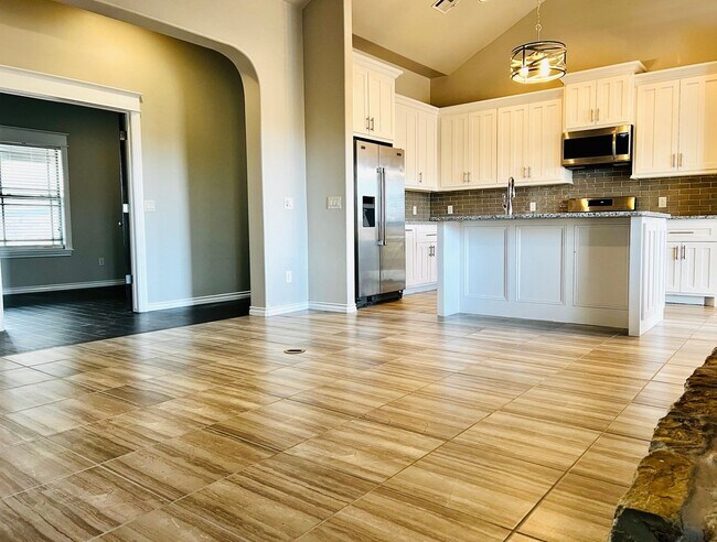 Building Photo - Beautiful 3BD 2BA w/ Bonus Room Located in...