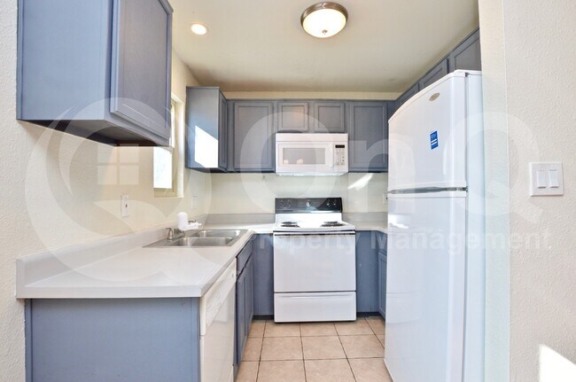 Building Photo - 2220 W Dora St