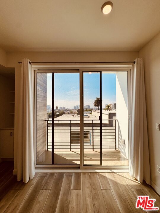 Foto del edificio - 252 N Hoover St