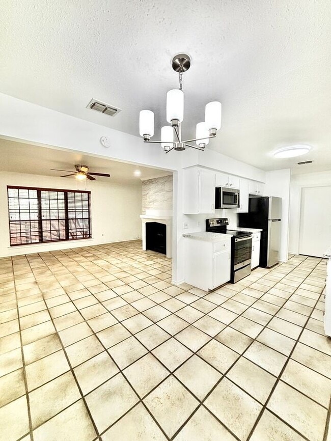 Building Photo - 2123 Mistletoe Ave