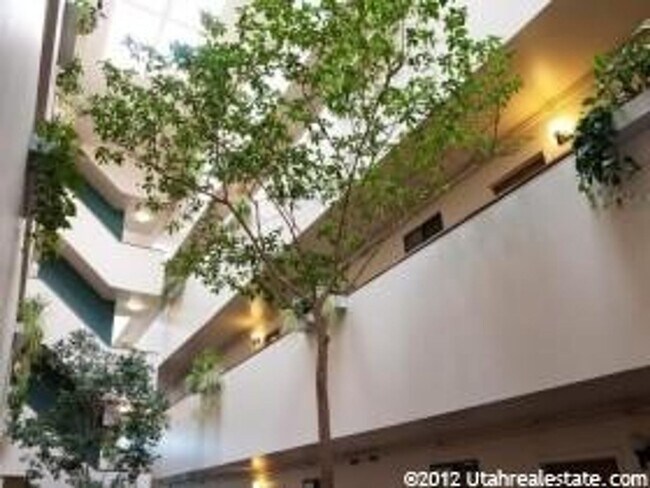Foto del edificio - Prime Amenities Await: Newly Renovated 2-B...