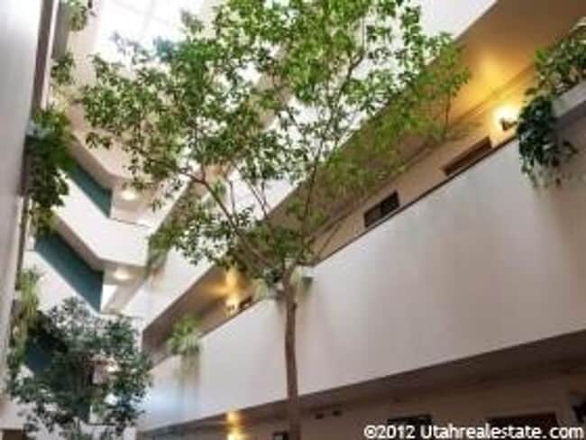 Building Photo - Prime Amenities Await: Newly Renovated 2-B...