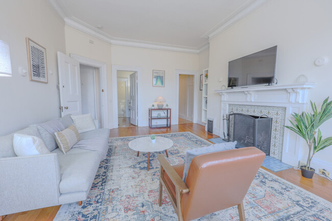 Building Photo - 464 Beacon St
