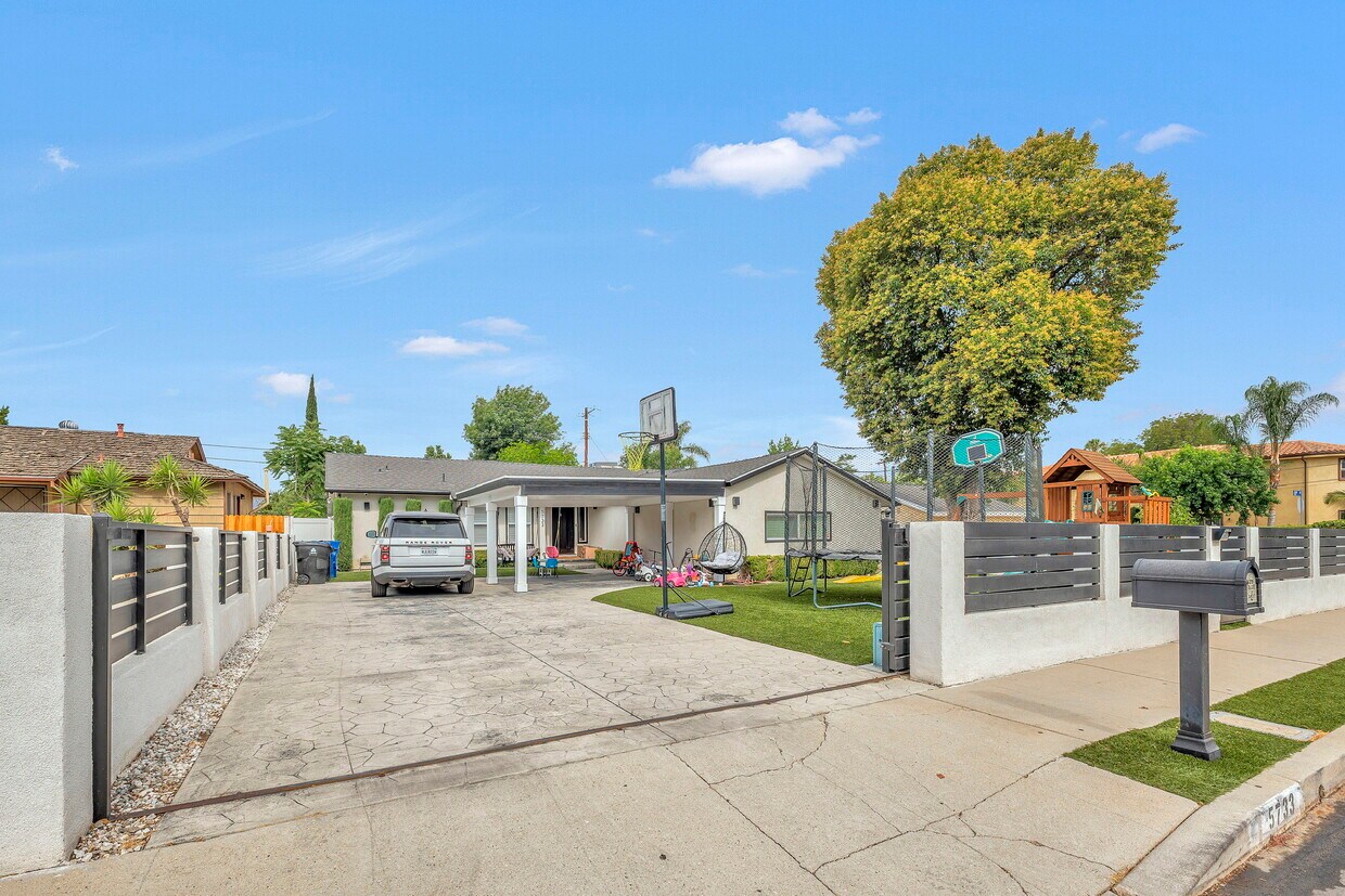 Primary Photo - 5733 Cahill Ave