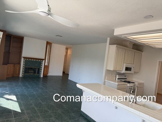 Building Photo - Gorgeous, spacious 3BR/2BA w views, yard, ...