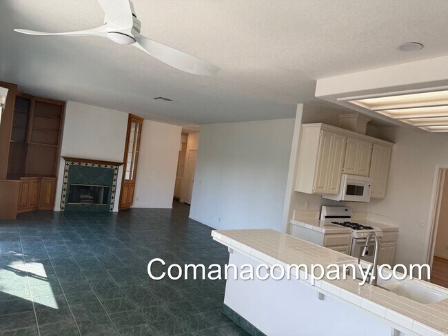 Foto del edificio - Gorgeous, spacious 3BR/2BA w views, yard, ...