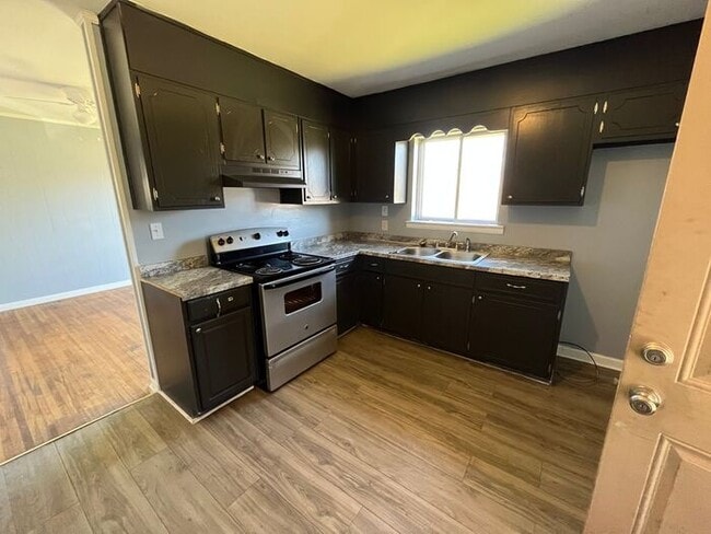 Building Photo - Eloquently Modernized 3 bedroom / 1 full b...