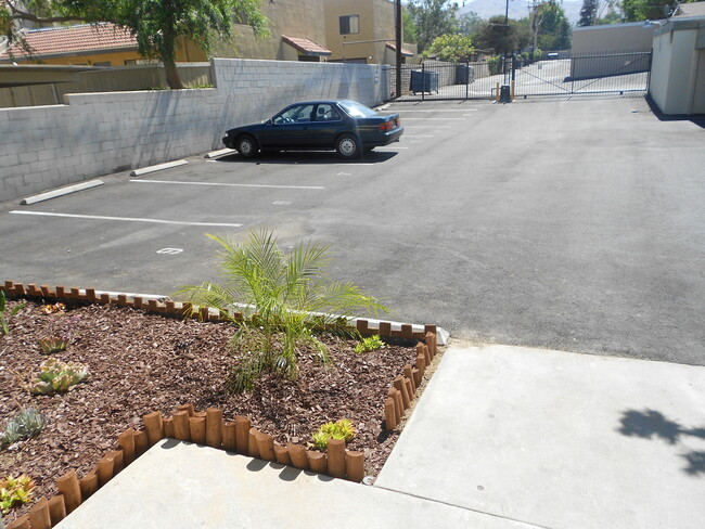 Building Photo - 3000 Canyon Crest Dr