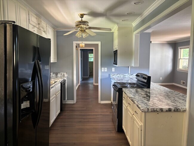 Foto del edificio - 1311 Lakeshore Cir