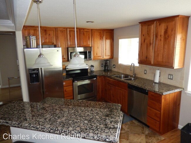 Building Photo - 3 br, 1.5 bath House - 800 Armory Lane
