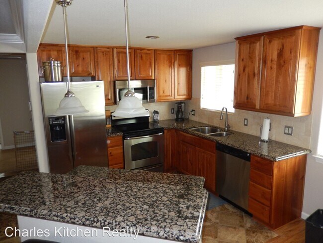Foto del edificio - 3 br, 1.5 bath House - 800 Armory Lane