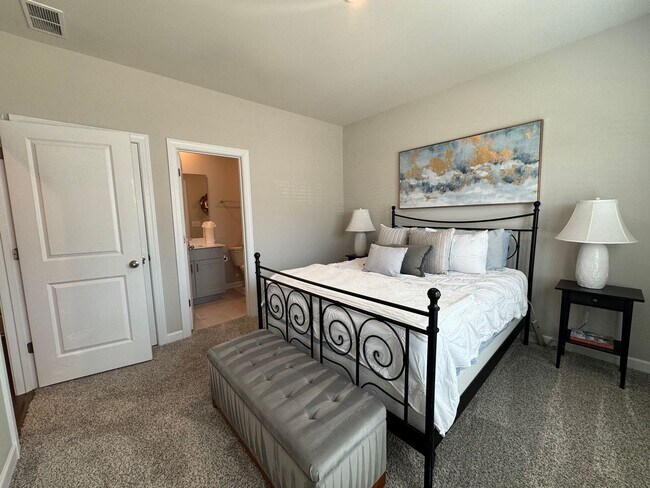 Foto del edificio - Modern 3-Level Townhome for Rent | Prime SW Charlotte Location