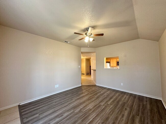 Foto del edificio - 3008 Dannen Ct