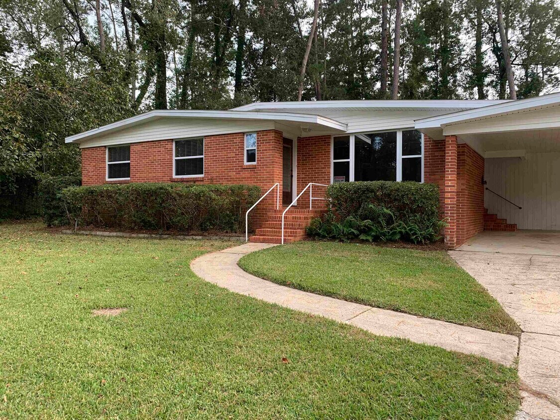 Foto principal - 1915 Sunset Ln