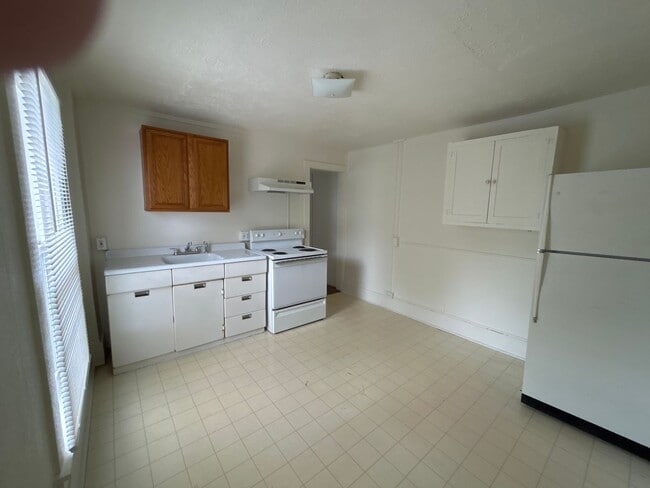 Building Photo - 404 2nd Ave E