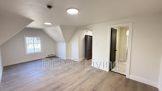 Building Photo - 4587-4587 Ryerson Crescent