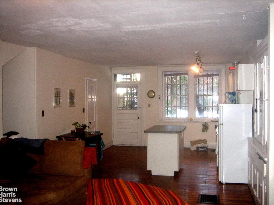 Building Photo - Garden apartment in Queen Anne Townhouse