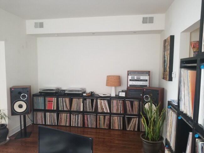 Foto del edificio - 2315 W Chicago Ave