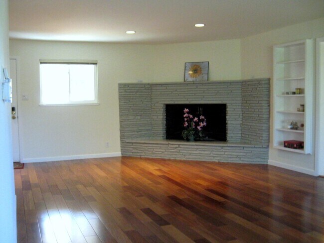 Building Photo - 22087 San Fernando Ct