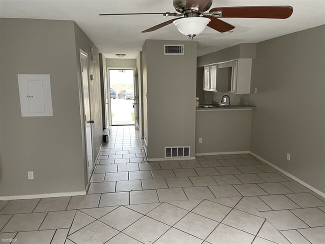 Building Photo - 2 br, 1.5 bath 4plex - 8110 Foxfire Lane B