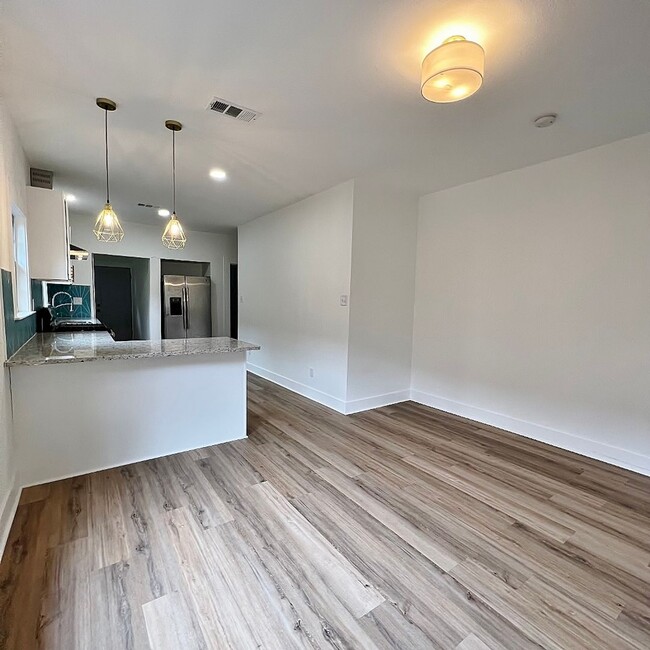 Foto del edificio - Wonderfully Located and Updated 3/2 in For...