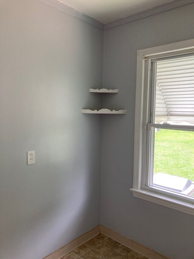 Building Photo - 3 Bedroom 1.5 bath home for lease in South...