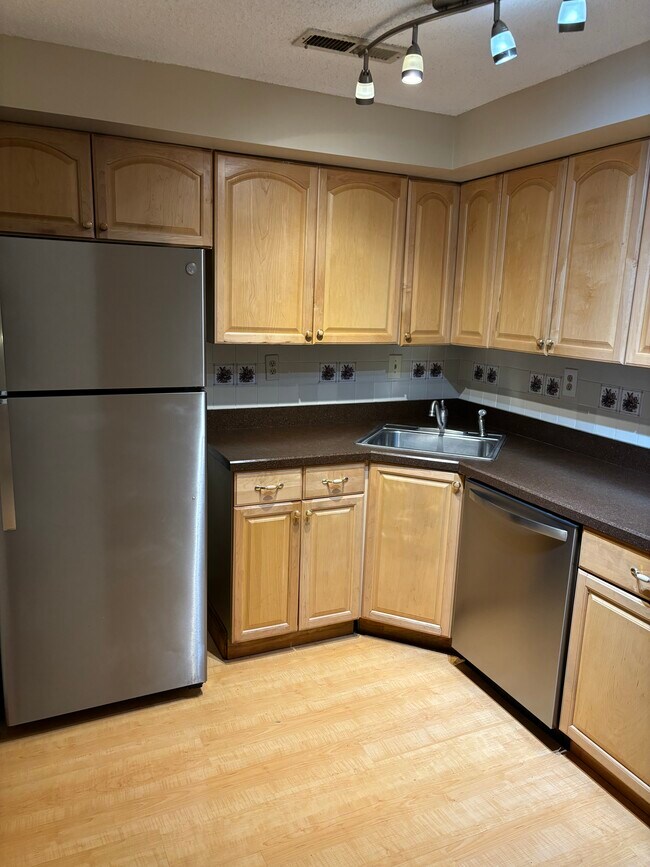 Building Photo - 2208 Aspen Dr