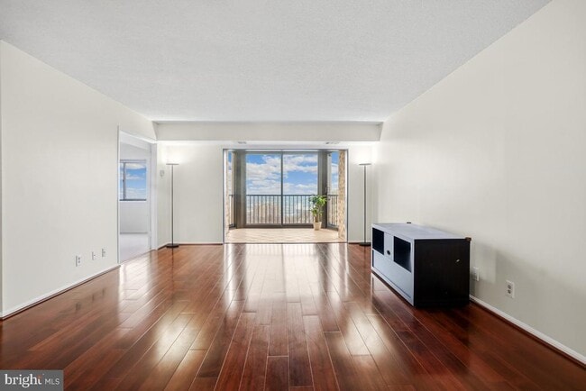 Foto del edificio - 5902 Mt Eagle Dr