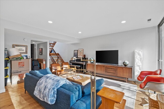 Building Photo - Unique 3BR / 1.5BA Mid-Century Townhome in Reston’s Iconic Hickory Cluster