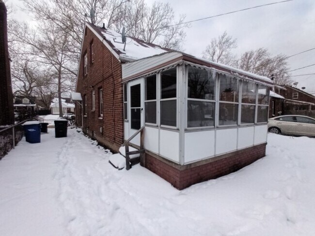 Foto del edificio - 3 bedroom/1.5 bath now available! $1300/mo!