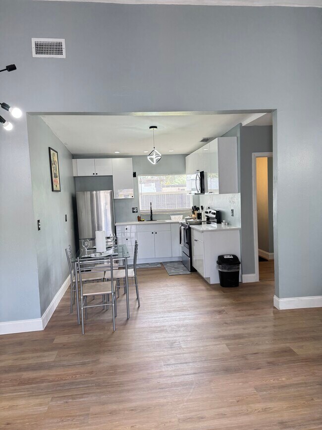 Kitchen - 414 N 60th Way