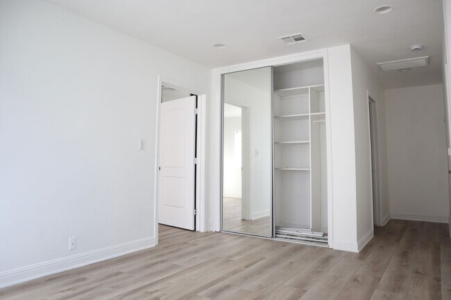 Foto del edificio - 2bed2bath Apartment in Heart of Pico Robertson!