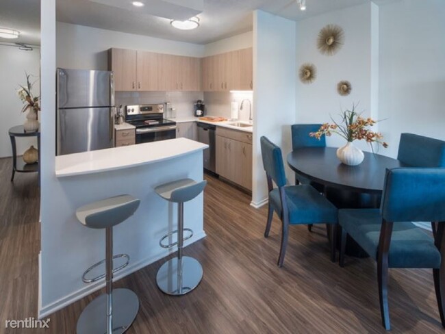Foto del edificio - 1 br, 1 bath Apartment - 75 W Elm St