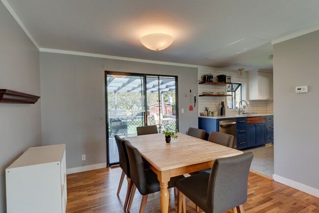 Building Photo - 3 Bed & 1.5 bathroom house