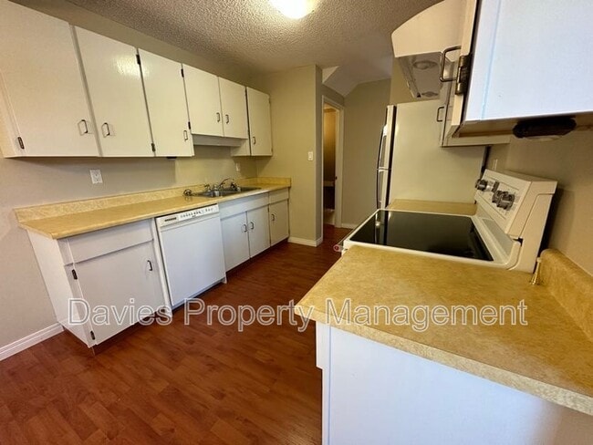 Photo du bâtiment - 11111-11126 26 Ave NW