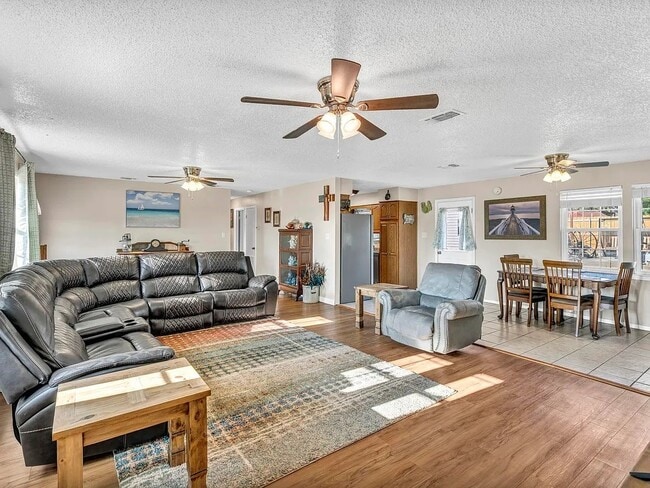 Building Photo - 608 Oak Ln
