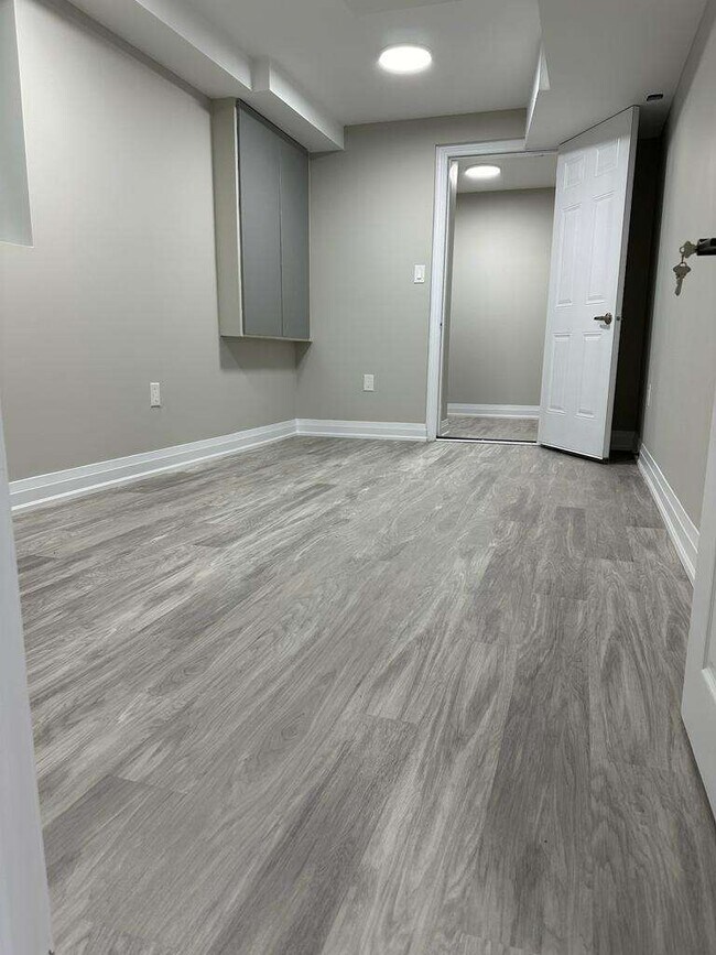 Building Photo - 4097 Hillsborough Cres