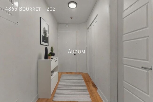 Building Photo - 4865 Av Bourret