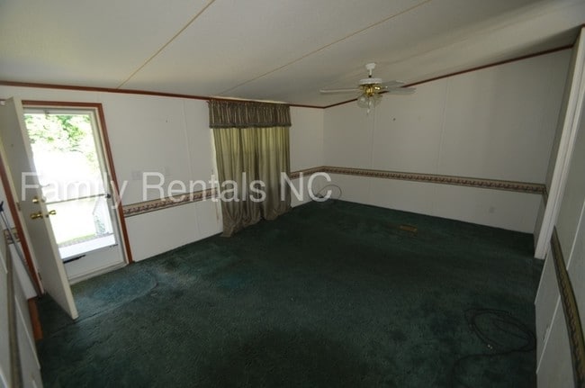 Building Photo - Great home on 8+ acres Cape Fear High
