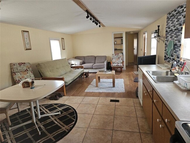 Foto del edificio - 11930 Caton Ave